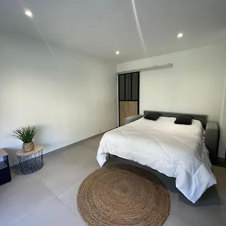 Spacieux Studio Dans Avec Piscine